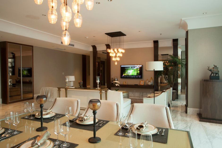 Gezin rond eettafel met slimme speaker. Gezin rond eettafel met slimme speaker.