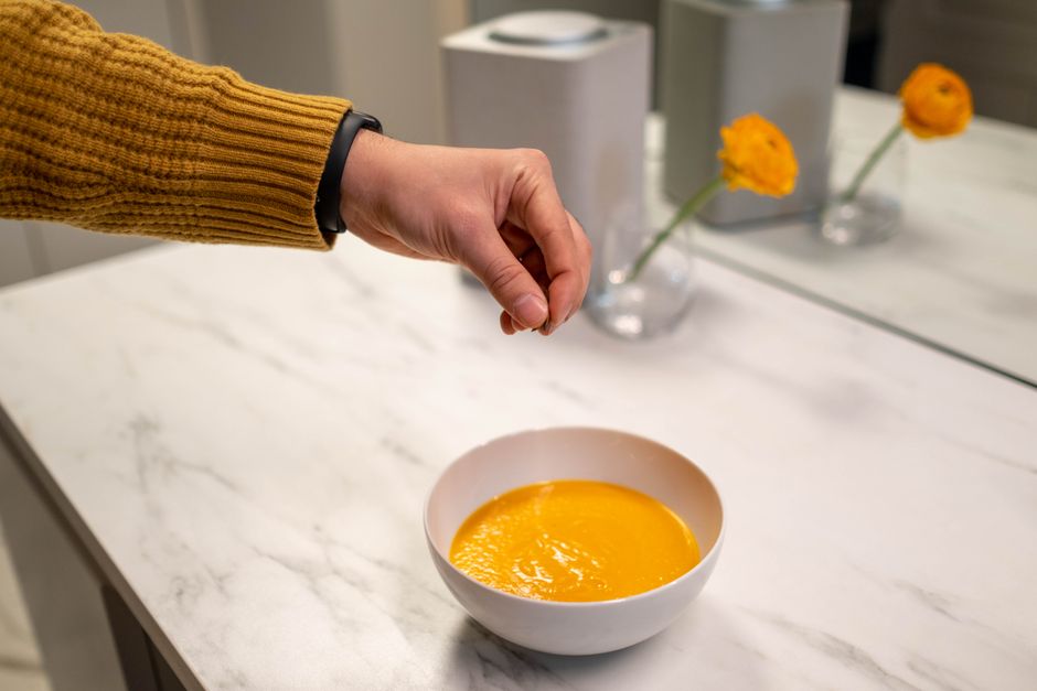 Diner met slimme verlichting en tech gadgets. Diner met slimme verlichting en tech gadgets.