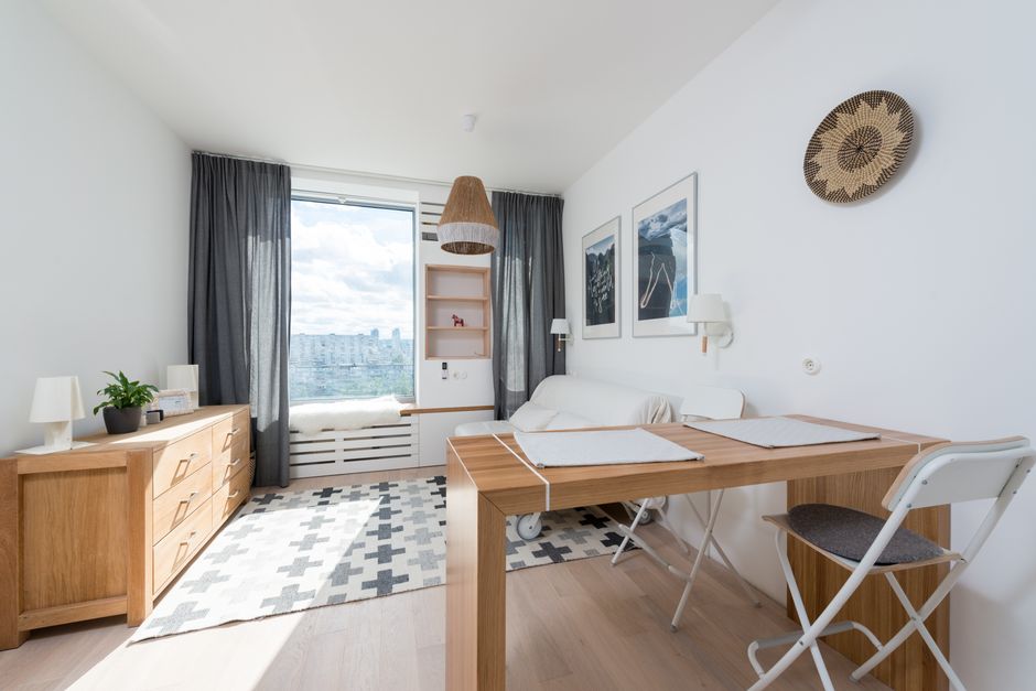 Ingebouwde houtensofa met opbergruimte in kleine kamer.