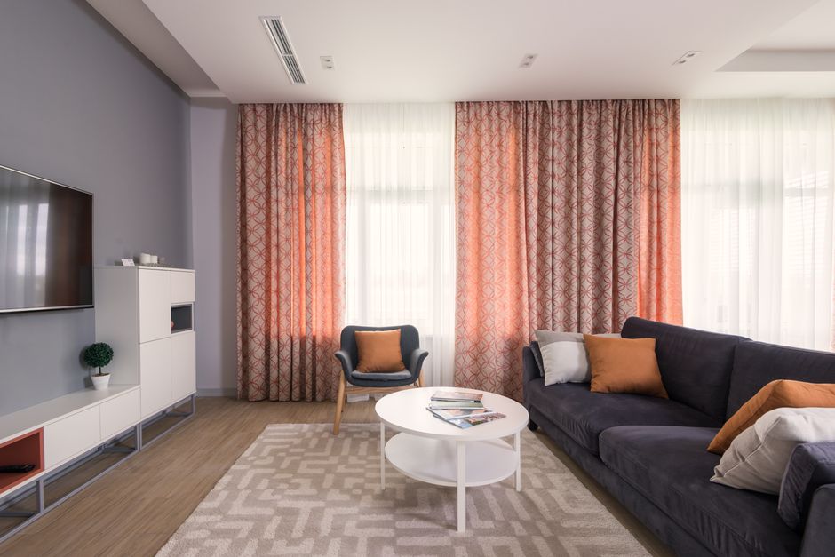 Herfstinterieur met elegante, oranje gordijnen. Herfstinterieur met elegante, oranje gordijnen.