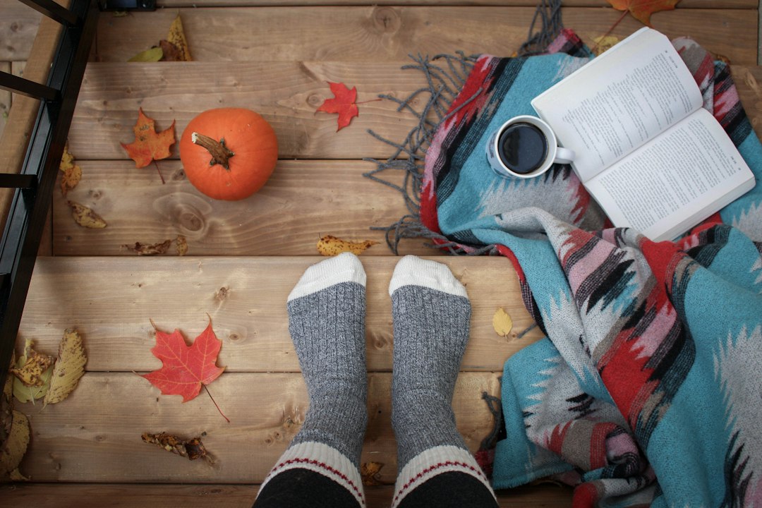Buitenkeuken met grill en herfstdecoratie. Buitenkeuken met grill en herfstdecoratie.
