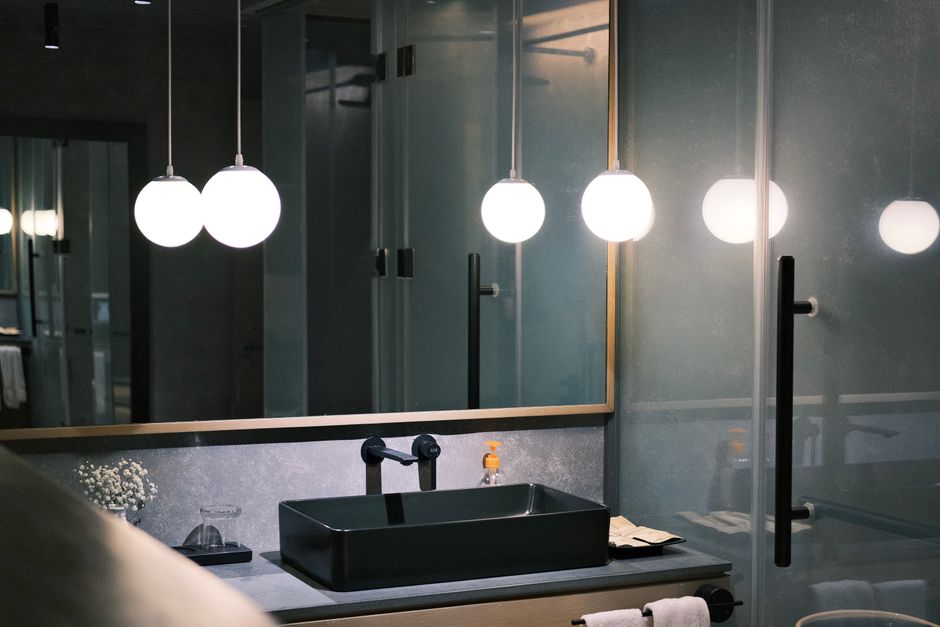 Stijlvolle verlichting voor een slimme badkamerontwerp.