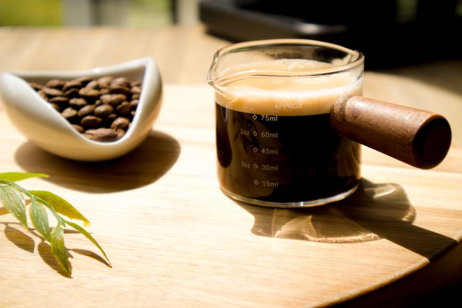 Gezellige zitruimte met warmtevasthoudende gordijnen.